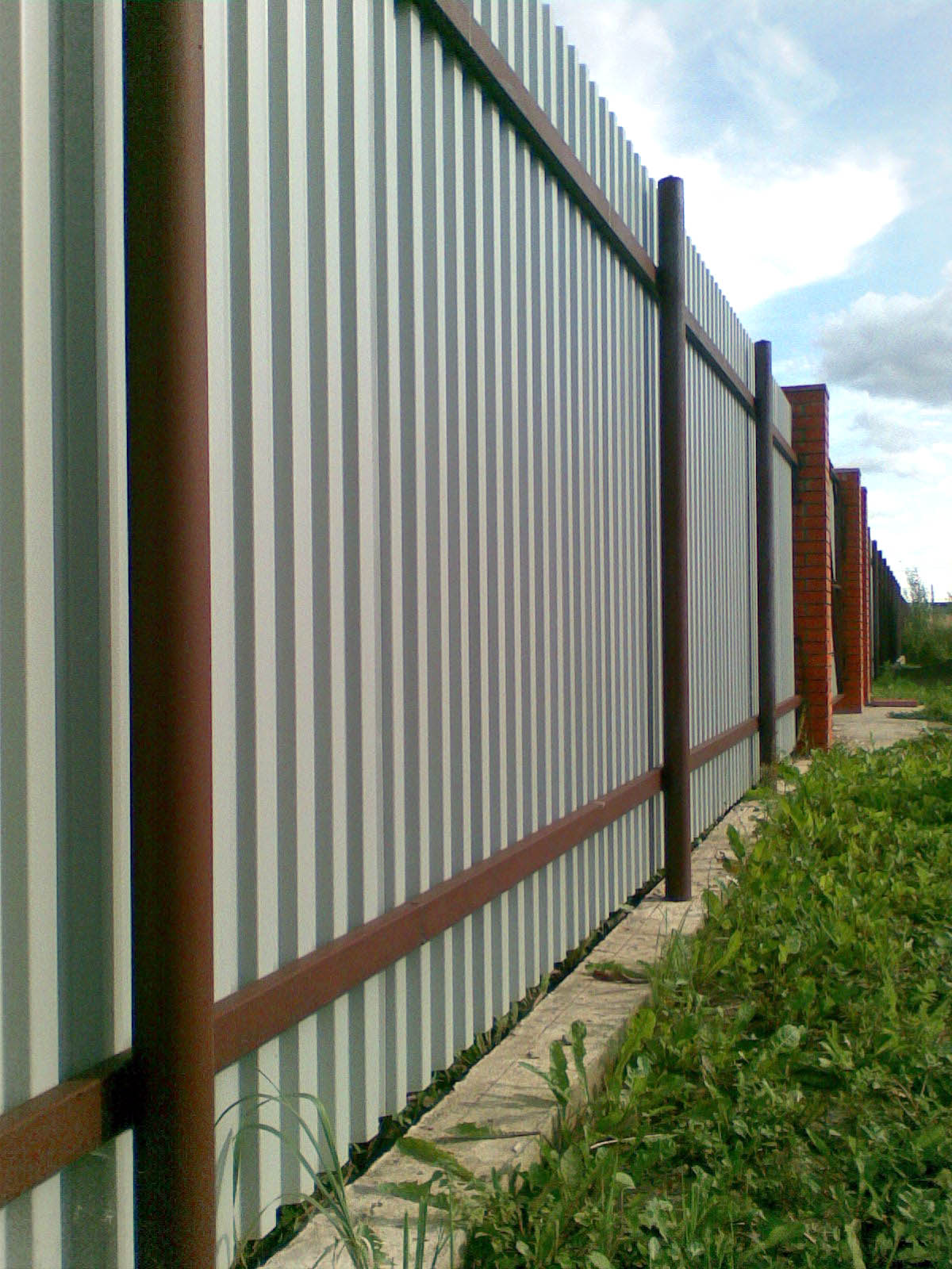 Забор из металлического профиля